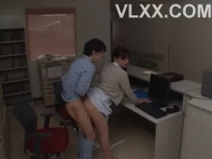 Xoạc nhau với cô bạn thân mông bự dam dang của mẹ