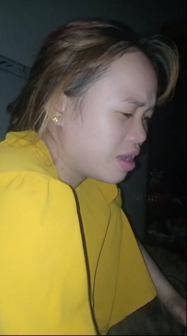 Tên biến thái đeo kính dâm ô dùng đủ loại đồ chơi tình dục để SM huấn luyện người mẫu hoang dã "Phi Phi". Khi cô ấy phấn khích, cô ấy không thể không cầm súng lên và quan hệ tình dục...